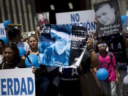 Un grupo de policías rodeó la Catedral para reprimir a los manifestantes, lo que no los detuvo. EFE/J. Torres