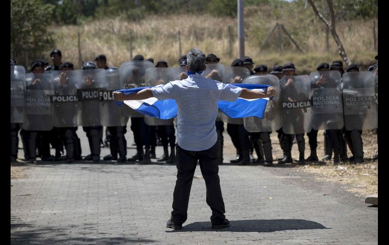 Un grupo de policías rodeó la Catedral para reprimir a los manifestantes, lo que no los detuvo. EFE/J. Torres