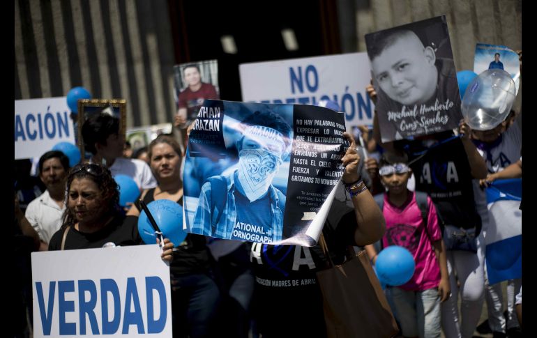 Un grupo de policías rodeó la Catedral para reprimir a los manifestantes, lo que no los detuvo. EFE/J. Torres