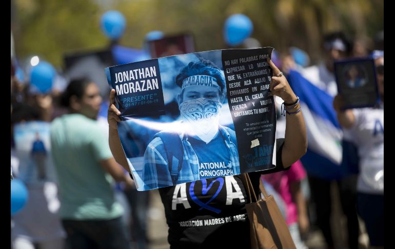 Un grupo de policías rodeó la Catedral para reprimir a los manifestantes, lo que no los detuvo. EFE/J. Torres