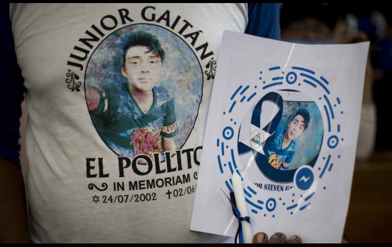 Un grupo de policías rodeó la Catedral para reprimir a los manifestantes, lo que no los detuvo. EFE/J. Torres