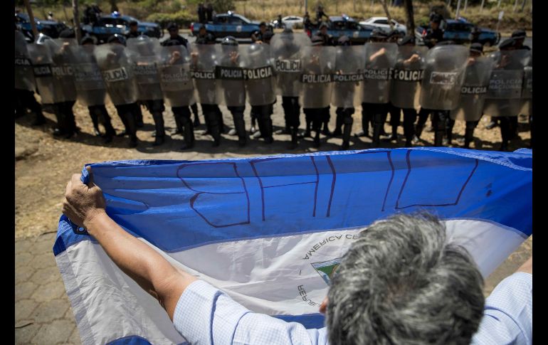 Un grupo de policías rodeó la Catedral para reprimir a los manifestantes, lo que no los detuvo. EFE/J. Torres
