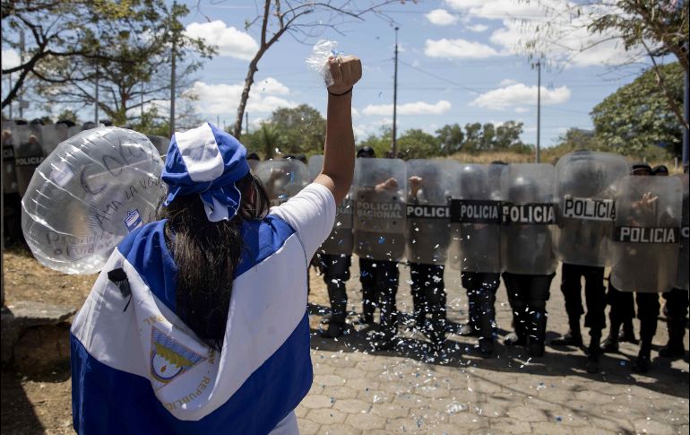 Un grupo de policías rodeó la Catedral para reprimir a los manifestantes, lo que no los detuvo. EFE/J. Torres