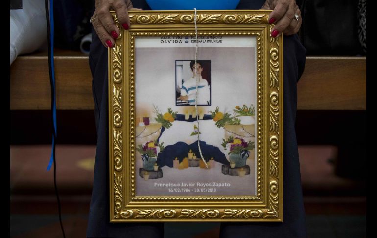 Un grupo de policías rodeó la Catedral para reprimir a los manifestantes, lo que no los detuvo. EFE/J. Torres