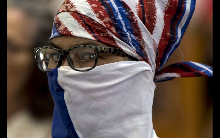 Un grupo de policías rodeó la Catedral para reprimir a los manifestantes, lo que no los detuvo. EFE/J. Torres