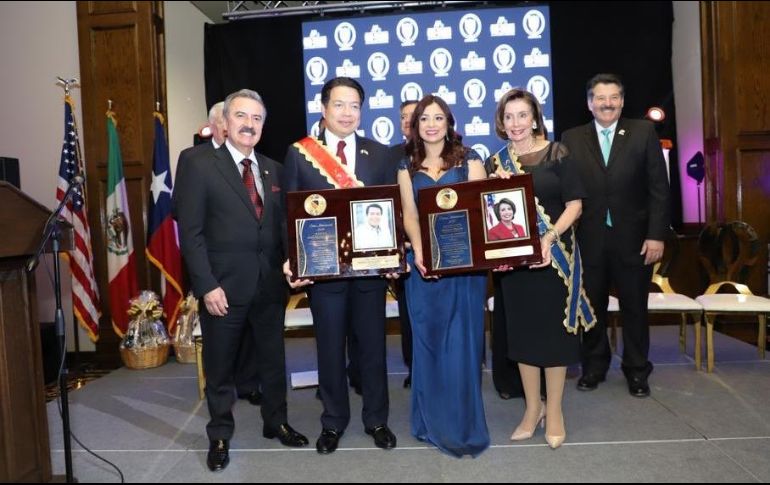 El coordinador de Morena publicó en sus redes sociales una imagen de la ceremonia de reconocimiento. TWITTER/@mario_delgado