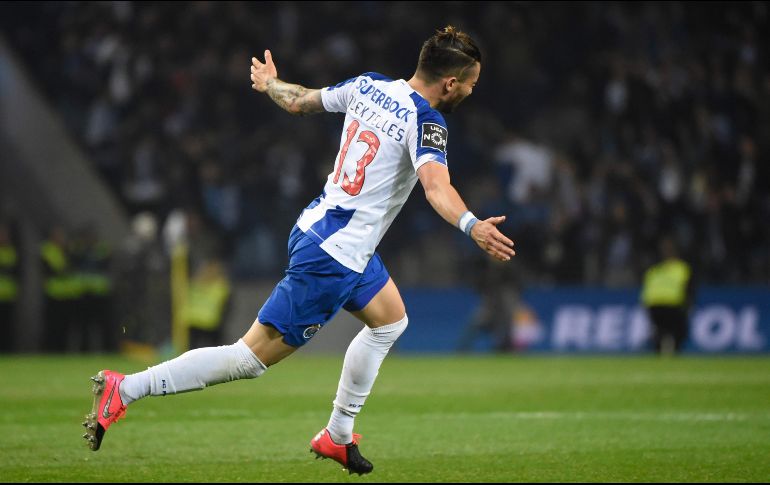 El lateral Alex Telles festeja su gol anotado al minuto 86 del juego. EFE/M. Riopa
