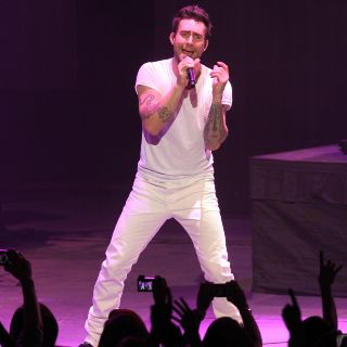 Estación de radio reproduce sin parar "This Love" de Maroon 5