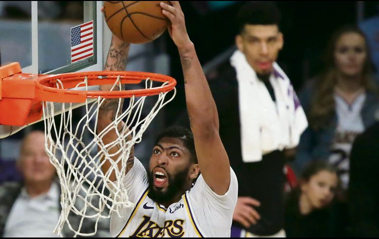 Movido. Anthony Davis fue el líder anotador de los Lakers al destaparse con 32 puntos ante los Celtics. EFE / A. Gallardo