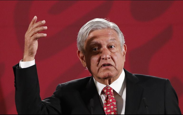 AMLO señaló que ya no hay partido de Estado, y quienes estén usando bienes públicos para beneficio propio o de partidos político se tienen que remover de los cargos. EFE / J. Méndez