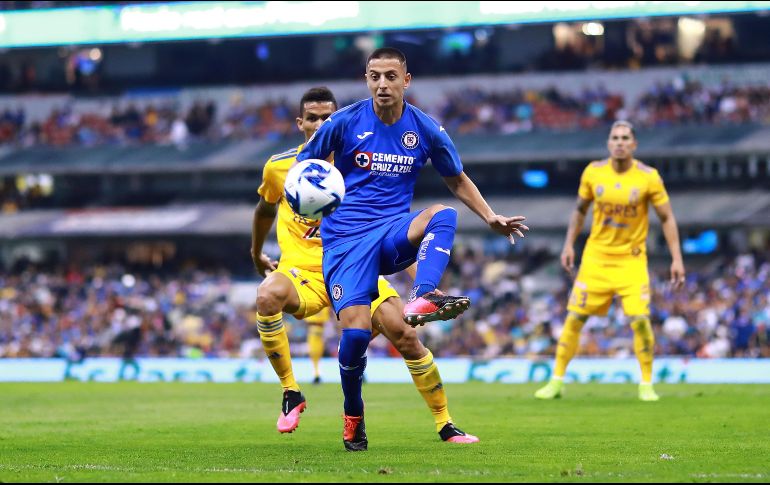 ''Si en la toma de la cámara se observa otra cosa es porque un reflejo me lleva a escupir hacia el pasto, pero nunca hacia el rival'', dice el volante mexicano. IMAGO7