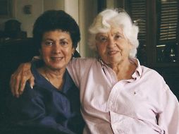 Phyllis Irwin (der.) 