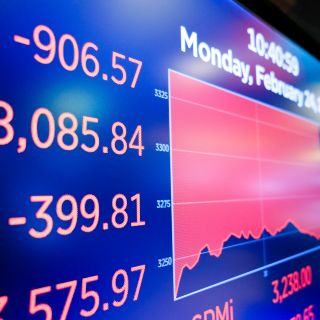 Wall Street sufre dura caída por avance de coronavirus