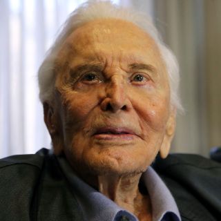 Kirk Douglas destina herencia a fundación de caridad