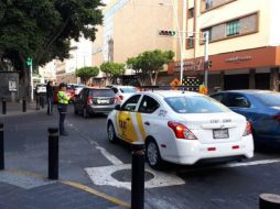 En el cruce hay agentes viales y conos que indican el cierre parcial. TWITTER / @JaliscoVial