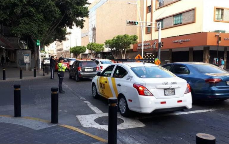 En el cruce hay agentes viales y conos que indican el cierre parcial. TWITTER / @JaliscoVial