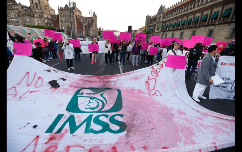 Manifestantes piden al Gobierno de López Obrador mantener los apoyos en medicinas y tratamientos que recibían antes de que entrara en operación el Insabi. SUN/B. Fregoso