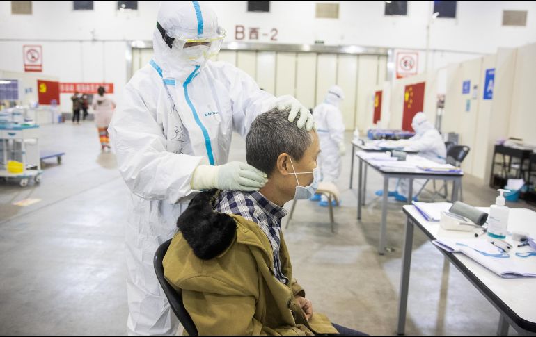 La OMS señala que las personas de la tercera edad, con asma, diabetes y males cardiacos son aparentemente más vulnerables, pero todos deben extremar la higiene para protegerse. AFP / ARCHIVO