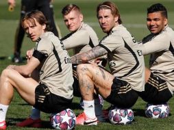 Cierran filas. Jugadores del Real Madrid realizaron ayer su última práctica para el juego de hoy ante el Manchester City. AFP