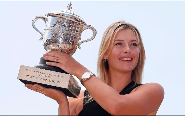 Sharapova irrumpió en la escena a los 17 años cuando ganó Wimbledon en 2004 y completó una carrera de Grand Slam con dos títulos de Roland Garros, uno del US Open y uno del Abierto de Australia. AFP / ARCHIVO