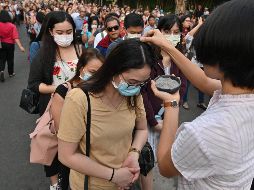 En Manila, Filipinas, la ceniza se echa sobre la cabeza de los fieles en lugar de hacerles la marca de la cruz en la frente para evitar el contacto físico. AFP/T. Aljibe
