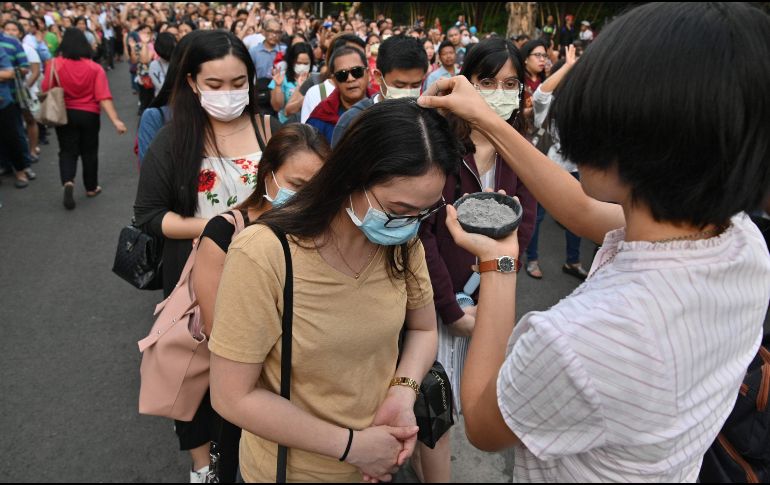 En Manila, Filipinas, la ceniza se echa sobre la cabeza de los fieles en lugar de hacerles la marca de la cruz en la frente para evitar el contacto físico. AFP/T. Aljibe