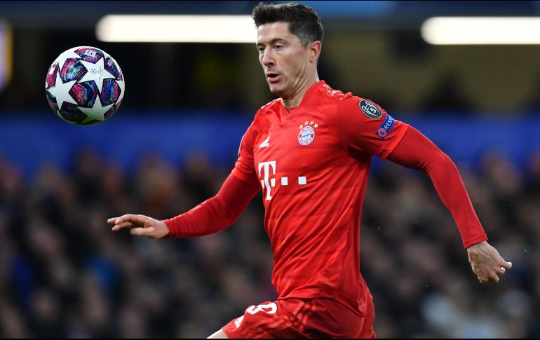 El polaco, que ha marcado 25 goles en la Bundesliga esta temporada, deberá estar inmovilizado durante diez días y luego iniciará la rehabilitación. AFP / B. Stansall