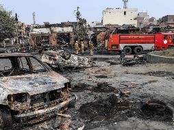 Bomberos apagan un fuego en un mercado tras los enfrentamientos en Nueva Delhi. AFP/P. Singh