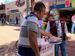 Como parte del operativo, se instaló una báscula en el pasillo principal del mercado, donde consumidores podrán pesar sus productos.  EL INFORMADOR / J. Velazco