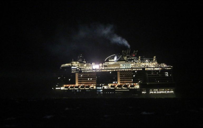 La embarcación se encuentra frente a las costas de Cozumel y hasta el momento los pasajeros no han desembarcado. EFE/H. Castillo