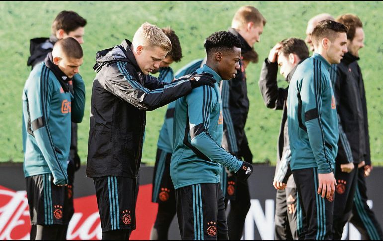 Concentrados. Los de Ámsterdam esperan que con el apoyo de su gente logren revertir la llave. EFE / O. Kraak