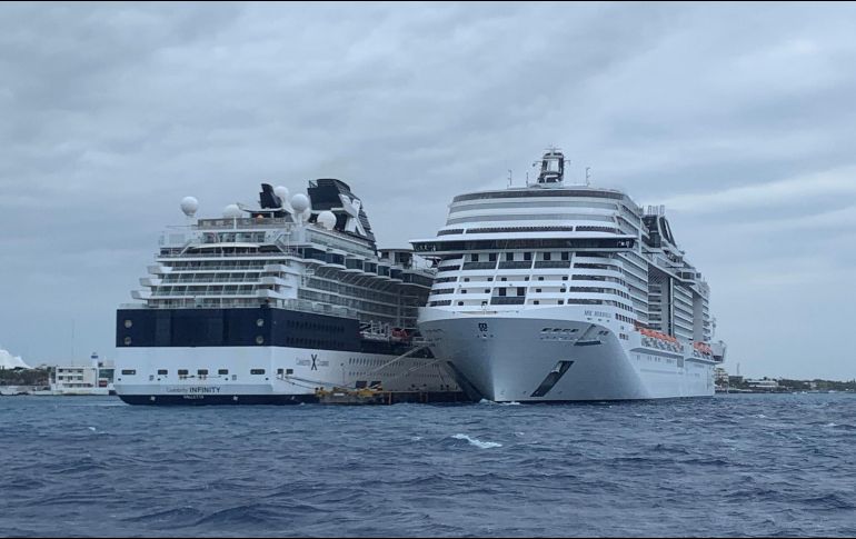 El crucero Meraviglia (d) no ha sido autorizado a atracar, actualmente está anclado frente a las costas de Cozumel.  EFE/H. Castillo