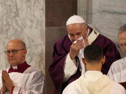 Francisco lució ayer resfriado durante la misa del Miércoles de Ceniza en Roma. AP/G. Borgia
