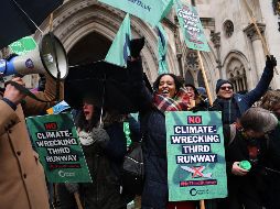 Activistas celebran afuera de la corte en Londres tras conocerse el fallo. EFE/EPA/A. Rain