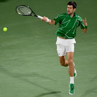 Djokovic y Tsitsipas pasan a semifinales en Dubái