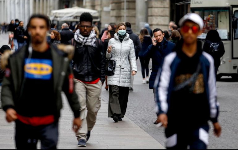 Las mascarillas protectoras comenzaron a usarse en Italia por turistas y habitantes, quienes temen un posible contagio. EFE/M. Balti