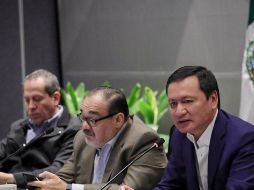 Osorio Chong (d) aseguró que cuando él fue Secretario de Gobernación no se realizó ningún contrato con la empresa de su arrendador, Carlos Aniano. TWITTER/@osoriochong