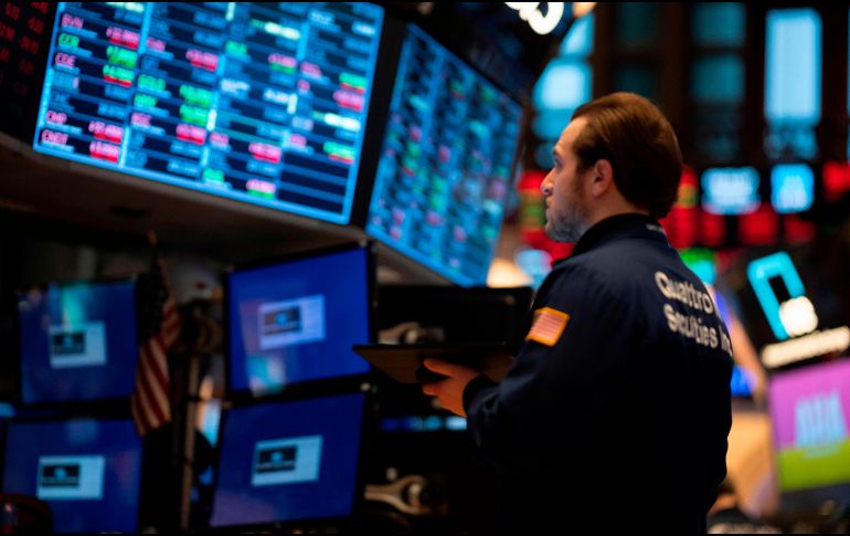 Advierten que si el Covid-19 llega a Estados Unidos, la caída bursátil se acentuará aún más. AFP/J. Eisele