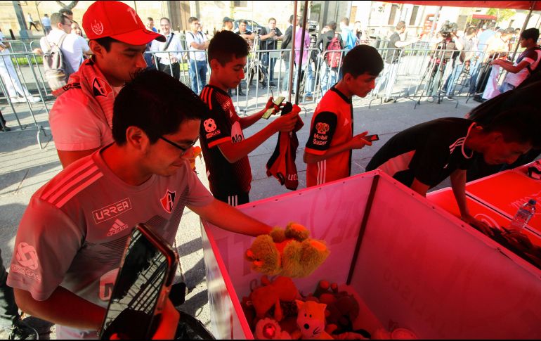 La firma de autógrafos fue con la la finalidad de que la afición rojinegra contribuyera con muñecos de peluche que serán regalados a los niños al medio tiempo del próximo Clásico Tapatío. Imago7 / F. Meza