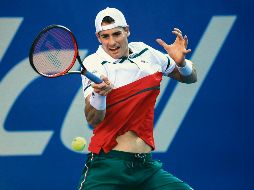 Sigue adelante. Isner regresa una bola a su compatriota Tommy Paul. EFE