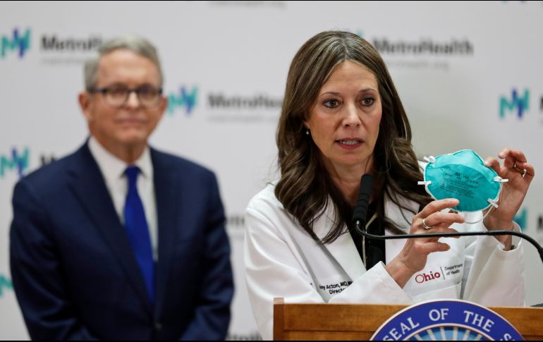 Los expertos advierten que las máscaras no ofrecen una protección total, ya que un virus puede propagarse al cuerpo por los bordes o a través de los ojos. AP/T. Dejak