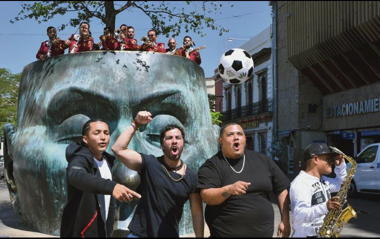 Diversión. “El peruano”, Moy Barba, “Animal XXL” y “El chaparrito del sax” jugaron con el balón durante la grabación. EL INFORMADOR • A. Rodríguez