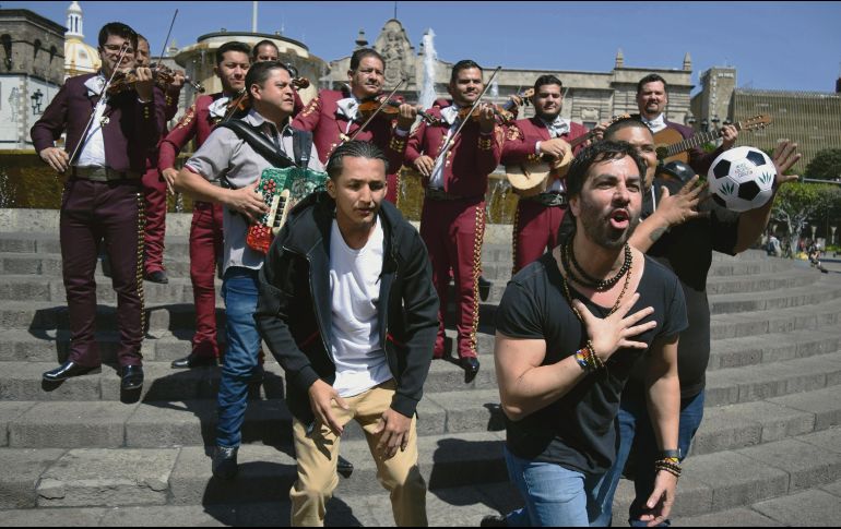 Pasión. Moy Barba (al frente) espera que el sencillo “se vaya por el mundo, que no necesite ni visa ni pasaporte para pasar fronteras”. EL INFORMADOR • A. Rodríguez