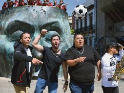 Diversión. “El peruano”, Moy Barba, “Animal XXL” y “El chaparrito del sax” jugaron con el balón durante la grabación. EL INFORMADOR • A. Rodríguez
