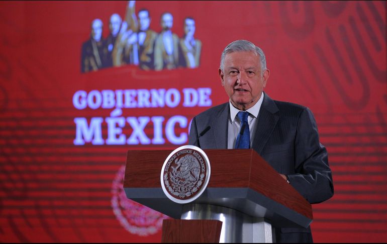 El Mandatario federal comenta que al mes se tendrían que construir al menos 100 sucursales para cumplir con la meta de mil 350 al finalizar el año. NTX / I. Hernández