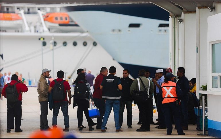 Procedentes de países de Europa, Norteamérica Latinoamérica y Asia, los pasajeros descendieron en el muelle de Punta Langosta, a partir de las 08:00 horas. EFE / H. Castillo