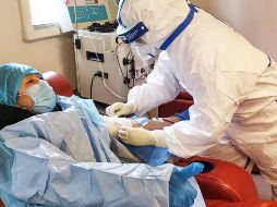 Los coronavirus son una gran familia de virus que pueden causar enfermedades humanas que van desde el resfriado común hasta el síndrome respiratorio agudo severo. AFP / STR