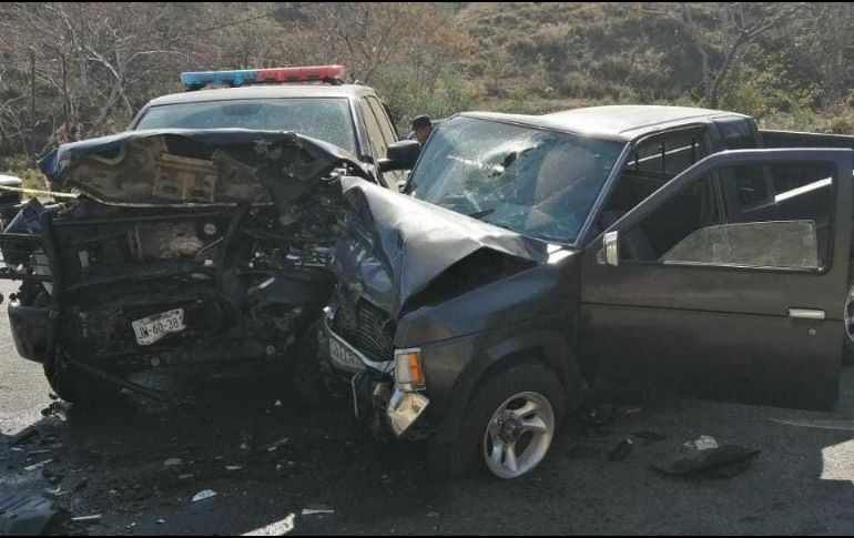Los oficiales tripulaban la unidad oficial CP-030, misma que se impactó en contra de camioneta Nissan pick up negra. ESPECIAL