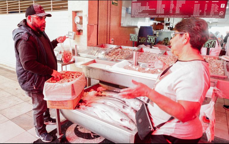 Primer viernes de vigilia en el Mercado del Mar, ubicado en El Vigía, Zapopan. EL INFORMADOR / G. Gallo