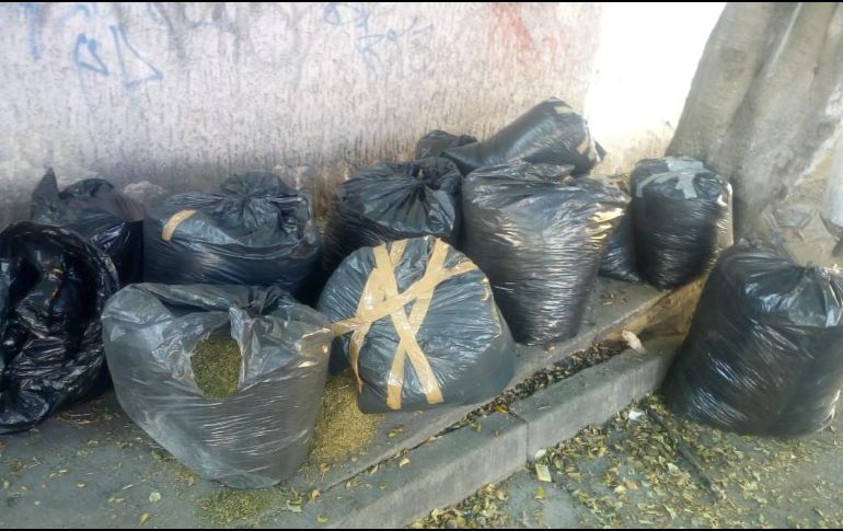 La Policía de Guadalajara acudió por un reporte al cruce de Eliot y avenida Patria, donde encontraron tres bolsas con mariguana. ESPECIAL
